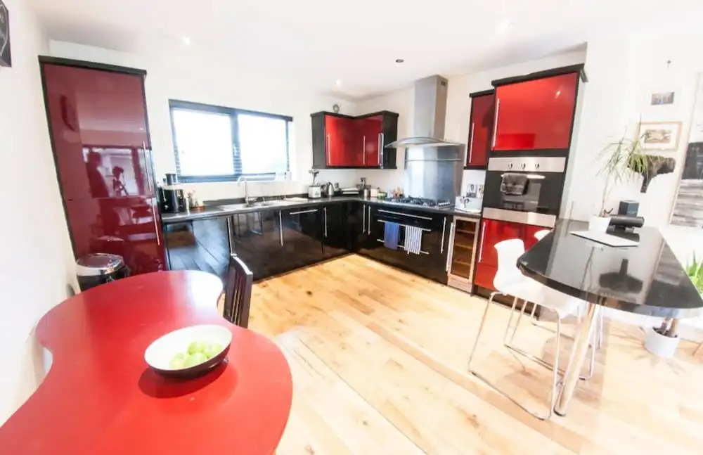 Bright, Spacious 3BR Home for 5 in The Lane