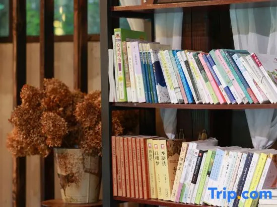 Hangzhou Shantian Half Acre Parent-child River Tracing American-style Resort B&B
