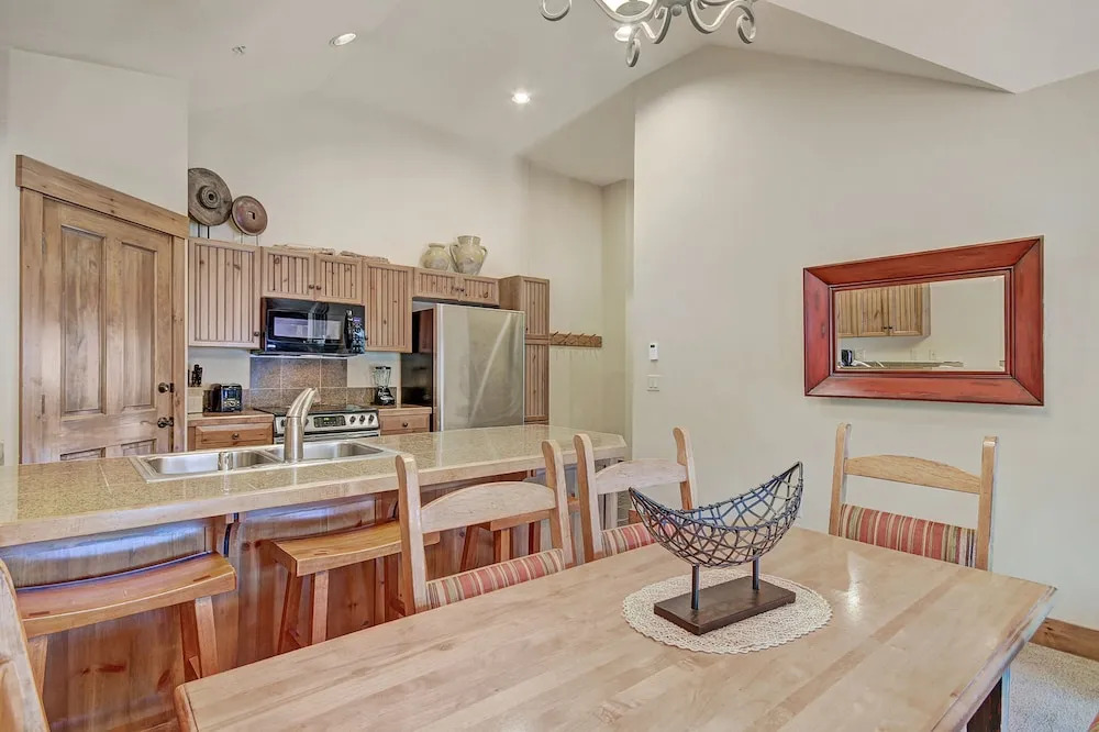 Bright + Scenic 2br - 7ppl Steps To Ski Lifts + Main Street 2 Bedroom Condo by RedAwning
