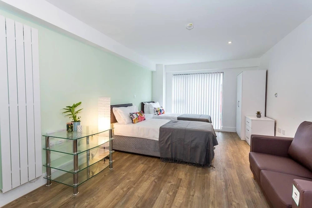 Comfortable studio apartment in central Oldham