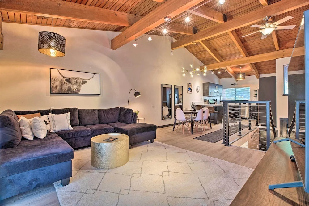 Contemporary Mountain Retreat - Walk to Slopes!