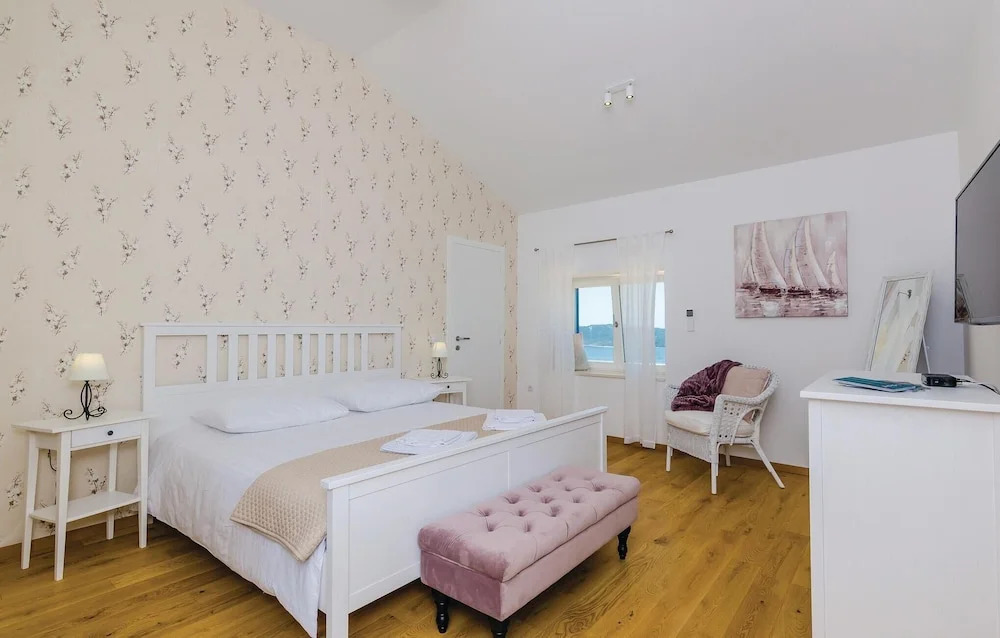 Nice Home in Brsecine With Wifi and 3 Bedrooms