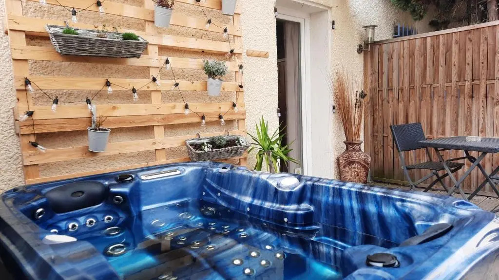 15min de la Cité de Carcassonne dans petit village, chambre au calme, petit-déjeuner et jacuzzi en supplément