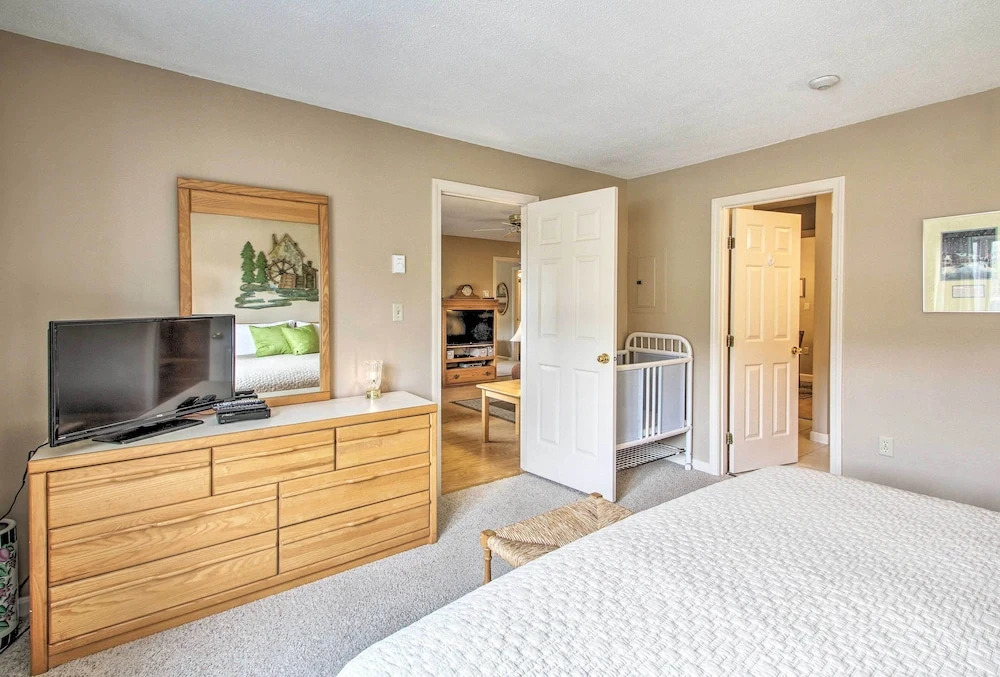 Lincoln Resort Condo w/ Pool Access - Near Hiking!