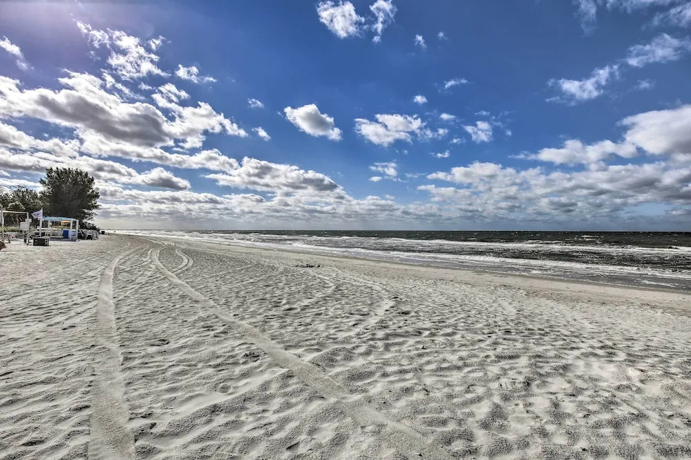 Walk to Beach & Dining: Sunny St Pete Condo!