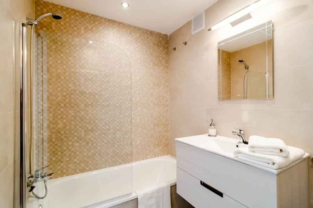 ALB301-New 2 bedroom apt with shared roof top pool