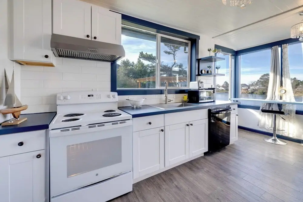 Fire Pit & River View: Serene Stay in Seaside!