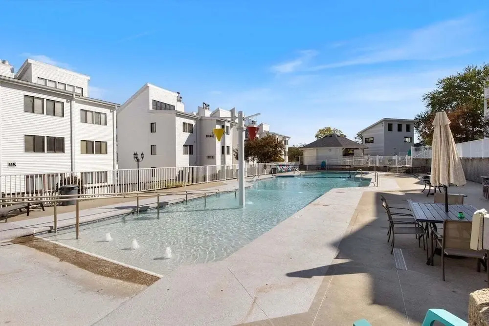 3 Bedroom Osage Beach Condo w/ Pool & Main Channel Views