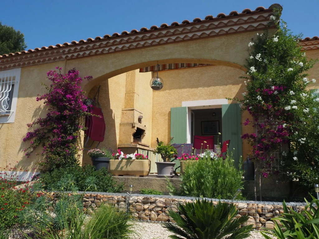 Holiday cottage with private terrace, Bellegarde