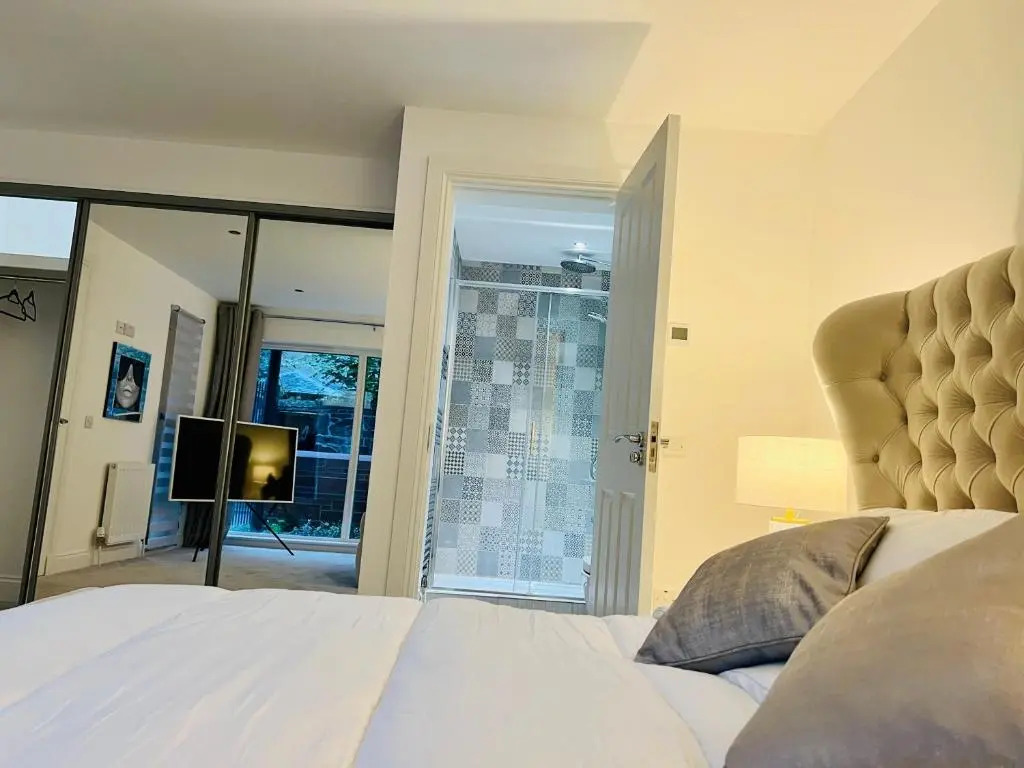 DESIGNER HOUSE - University of Glasgow / Central Glasgow 'Hillhead' West End G12 - Luxurious & Contemporary Detached House / Terrace / Garden / 'electric car charging' Garage Parking