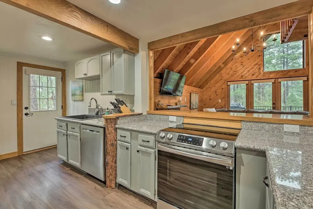 Pinetop Chalet Cabin ~ 1 Mi to Woodland Park