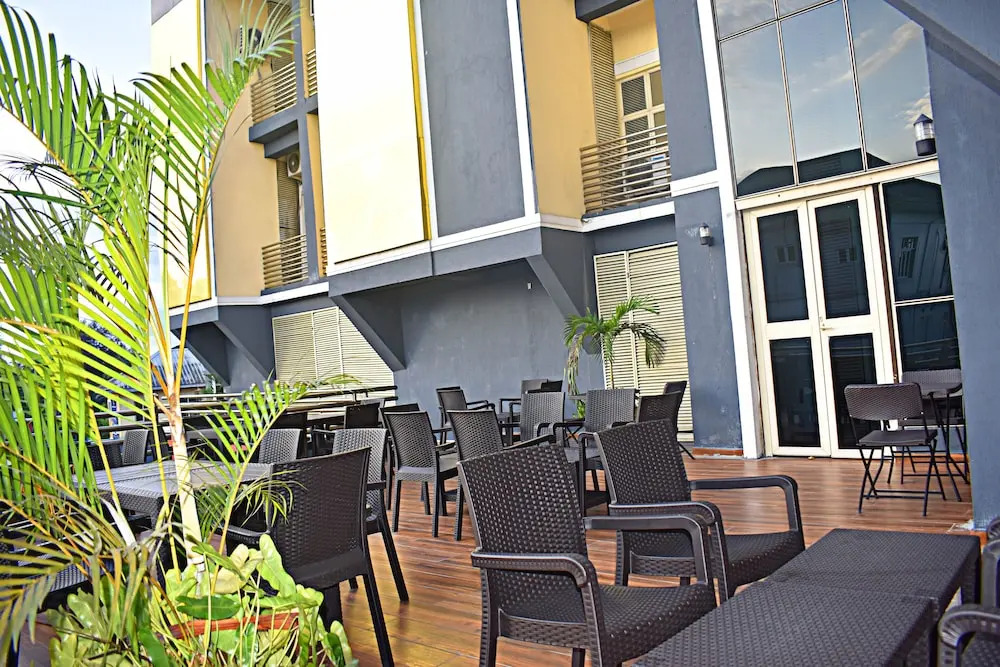 Davis Hotel & Suites