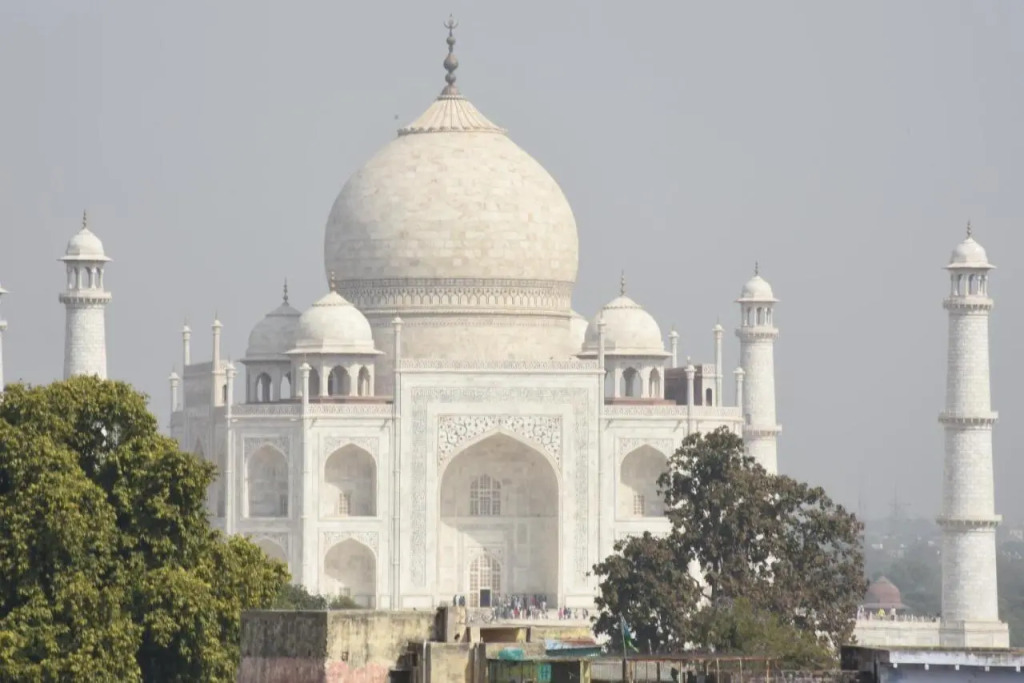 Lucky Restaurant & Guest House Near Taj Mahal