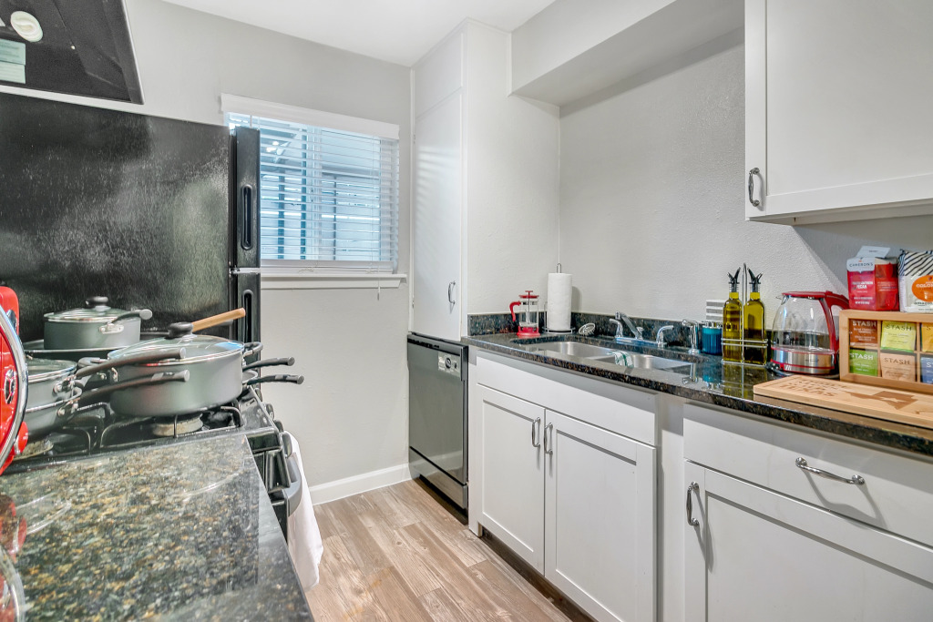 Pearl Location ✔Fast Wifi + Free Parking  ✔Modern Living