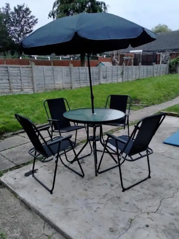 Spacious 3bed House in Walsall With Parking Onsite