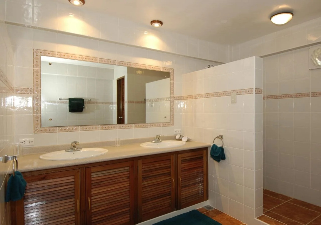 El Galleon Beach Resort
