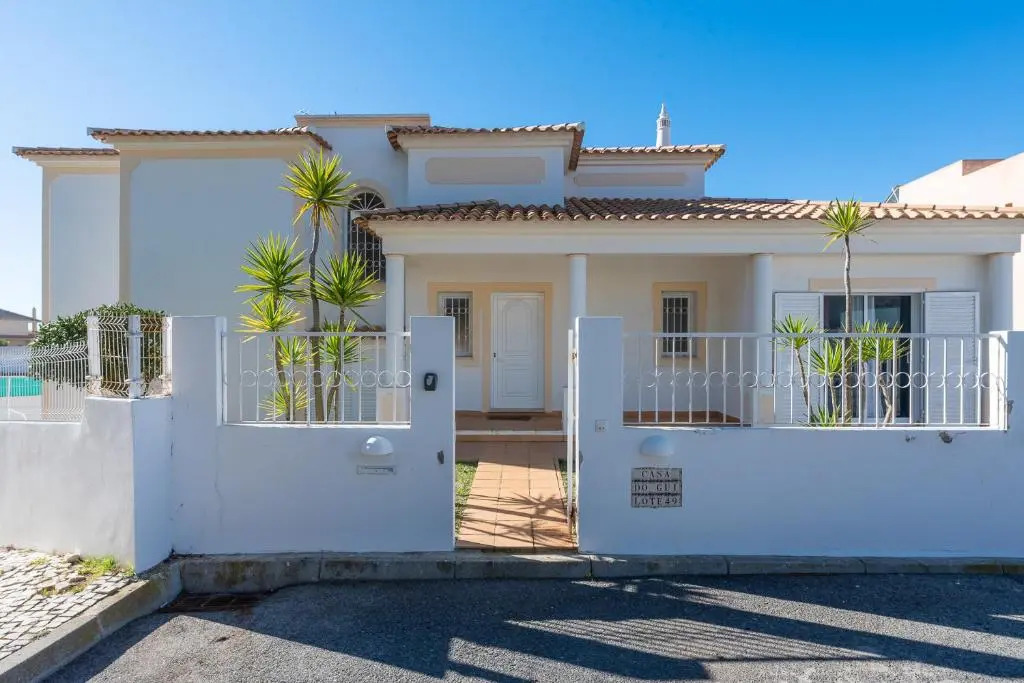 Villa Gui by Gabi Miguel