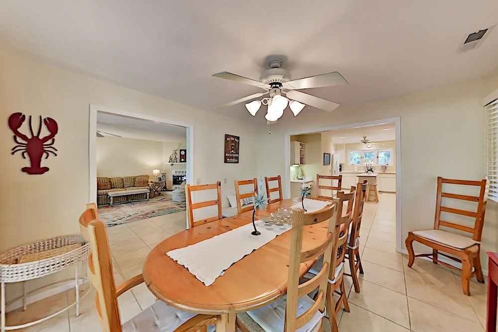Five Oaks Coastal Cottage in Gated Seabrook Island home