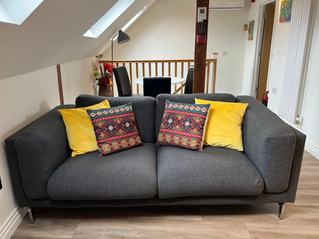 Delightful 1 bedroom Split-Level Apt in Glastonbury Town Centre