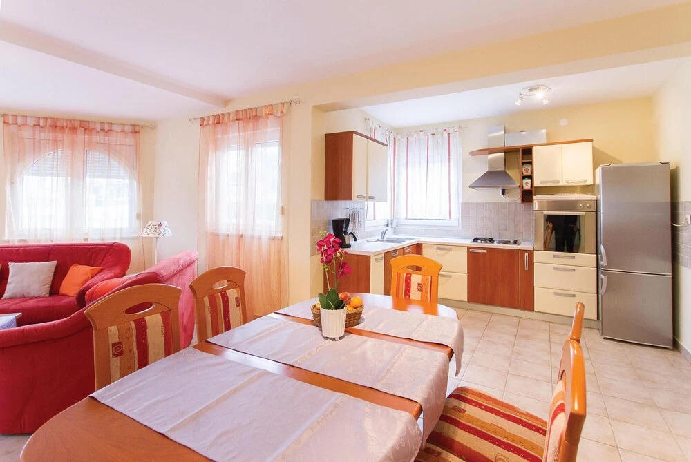 Beautiful Home in Palit With 4 Bedrooms and Wifi