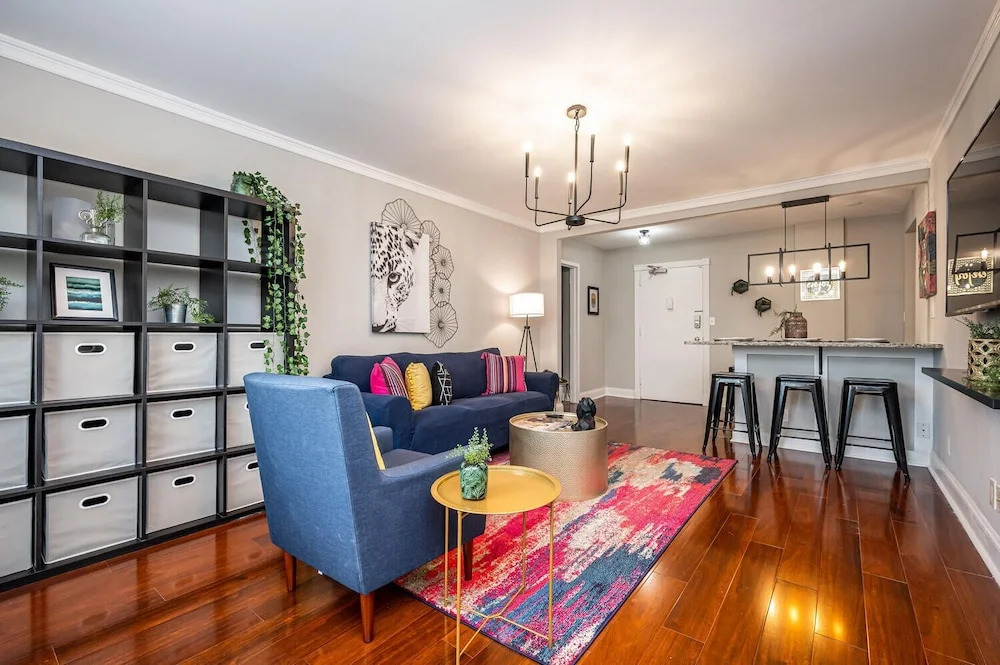 Downtown 2BR King Bed FREE Parking 1413
