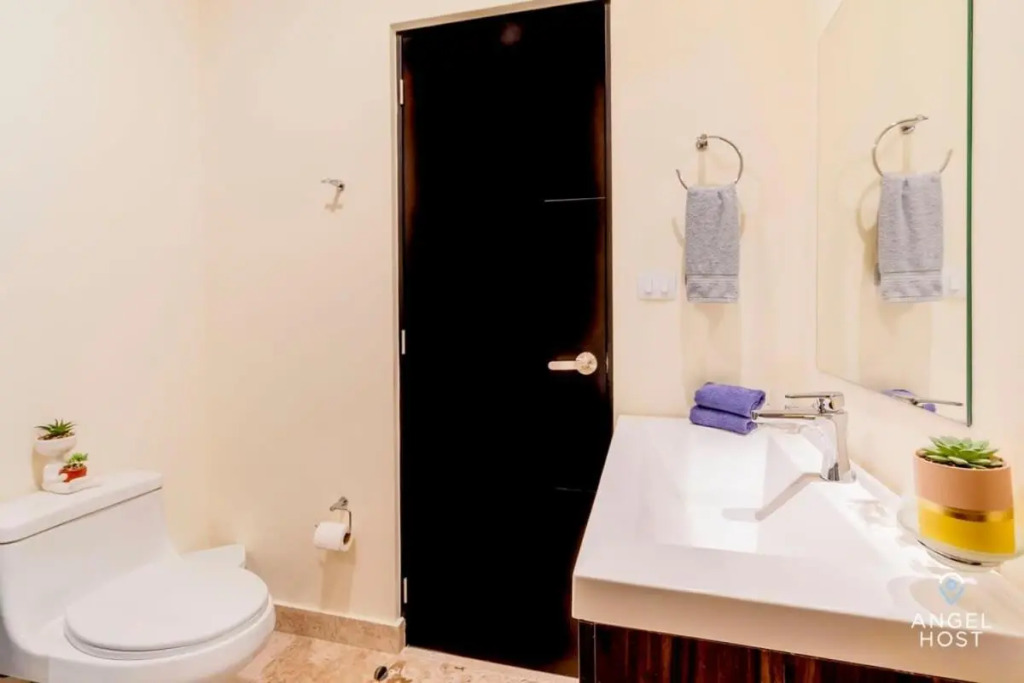 Veranto Condo Near 5Th Ave W Pool Access