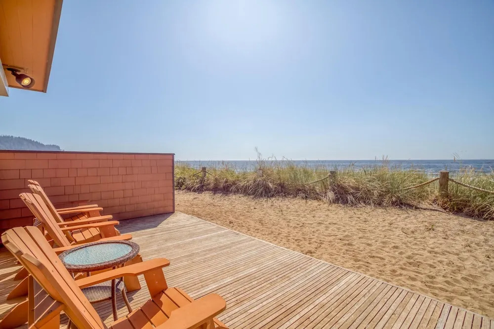 Breathtaking Ocean Views and Luxurious Comfort - Charming Beach Retreat