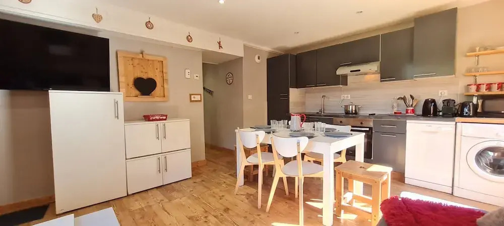 Alpine Apartment for 6 Guests