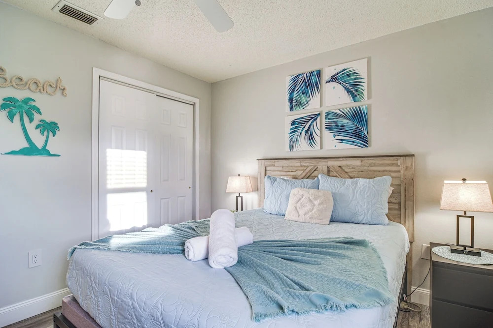 Largo Oasis w/ Pool & Grill: 6 Mi to Beach!