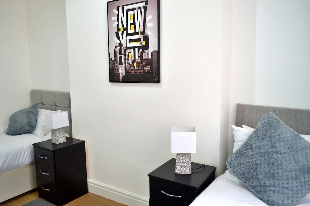 Beautiful Two-bed Apartment With Driveway Parking