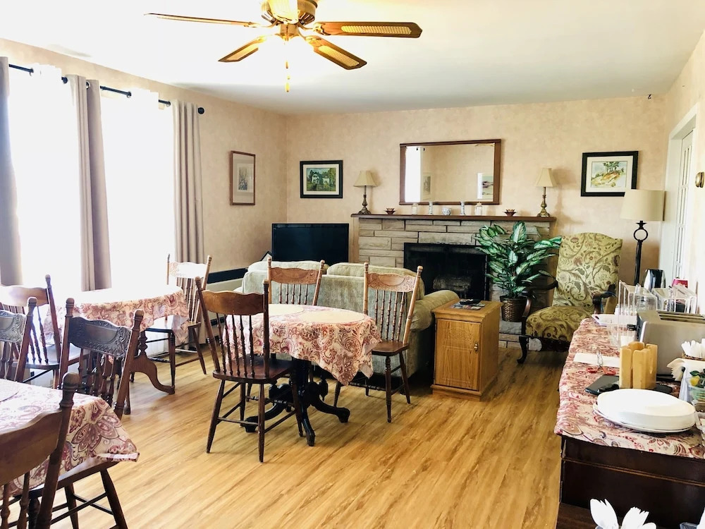 Anne Shirley Motel & Cottages