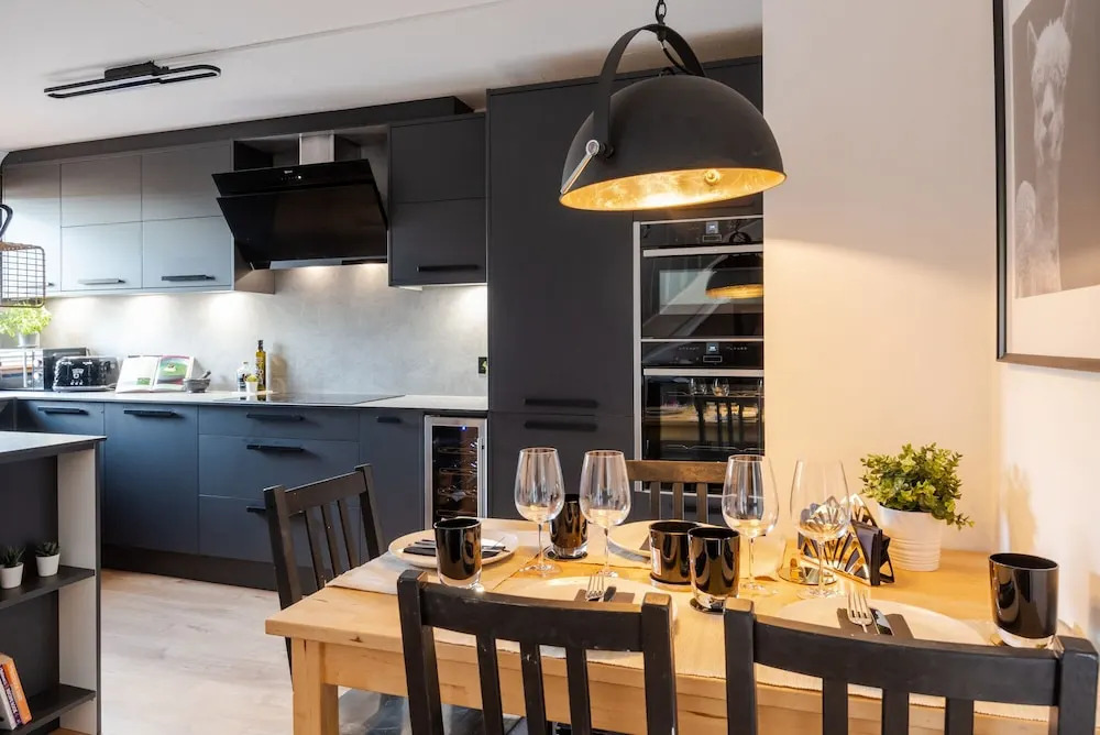 Newly Refurbished 3 Bed Flat For 6 Guests