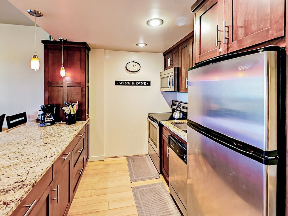 2BR Condo in Perfect Location by RedAwning
