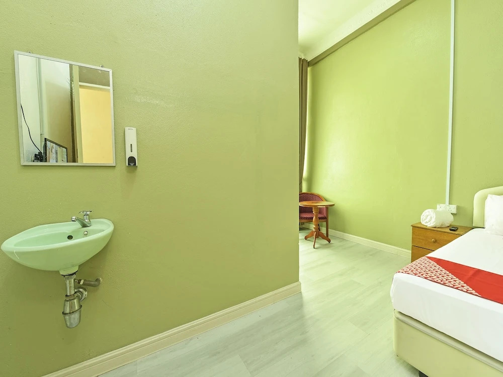 Oyo 90639 Hotel Azimah