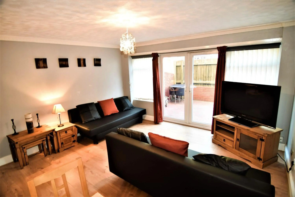 The Brum House - Private garden, 3 TVs with NETFLIX, BBQ, up to 8 guests