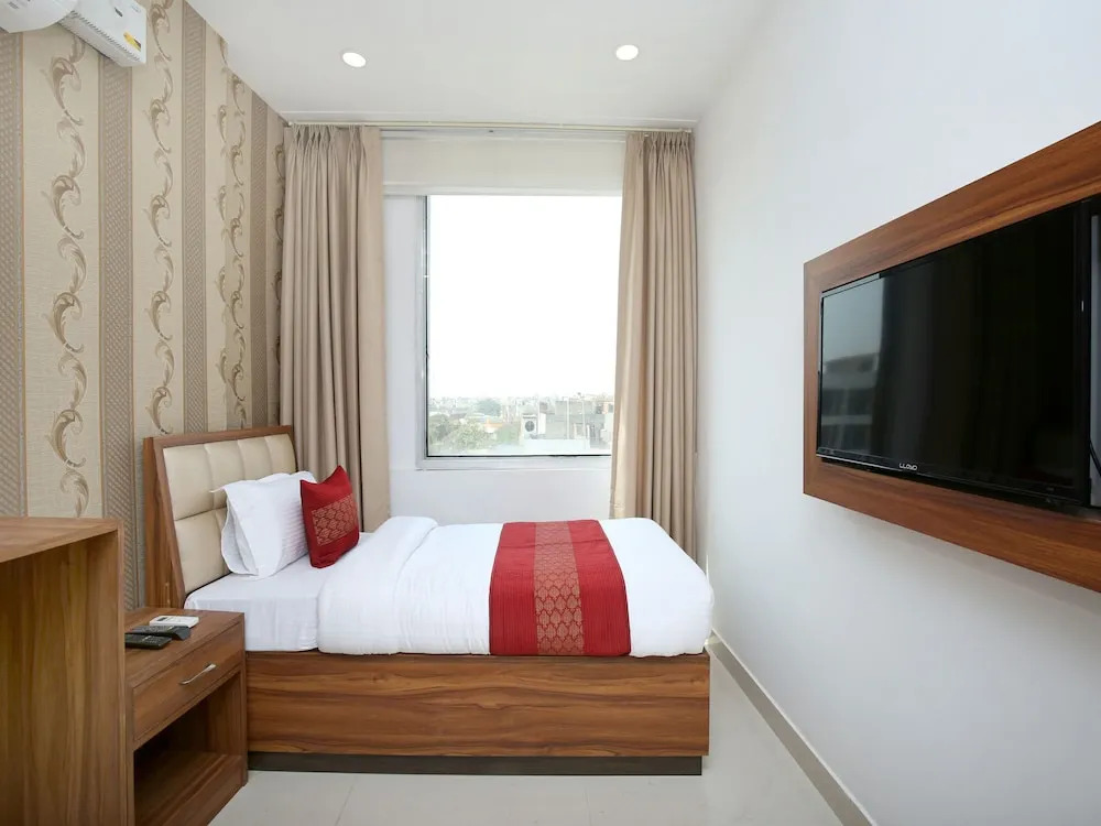 OYO 14392 Hotel Pearl wood