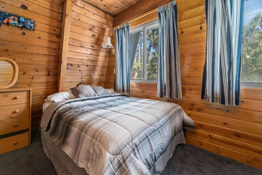 The Grizzly Grotto - Gorgeous Gambrel With Gaming Consoles And Fast Wifi! 3 Bedroom Cabin