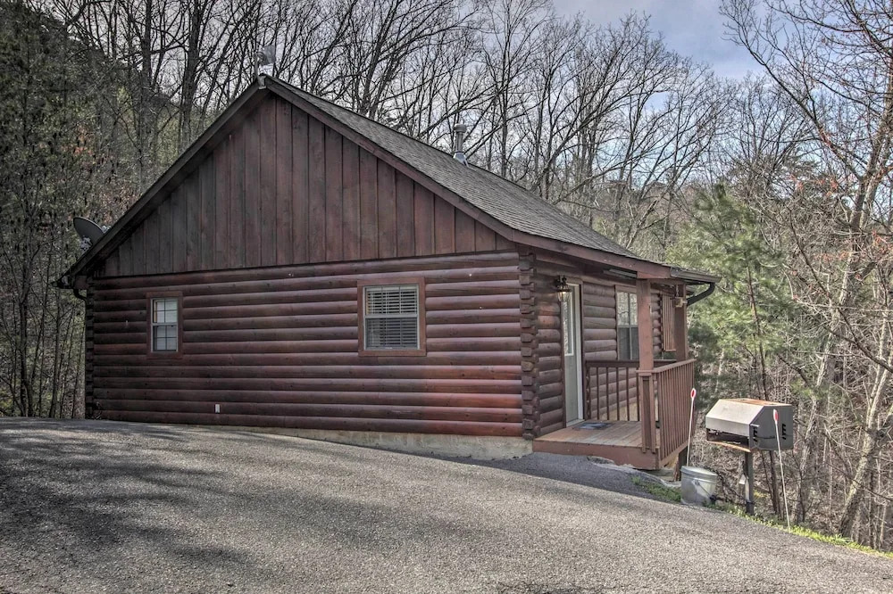 Hidden Springs Cabin w/ Hot Tub, 2 Mi to Dollywood