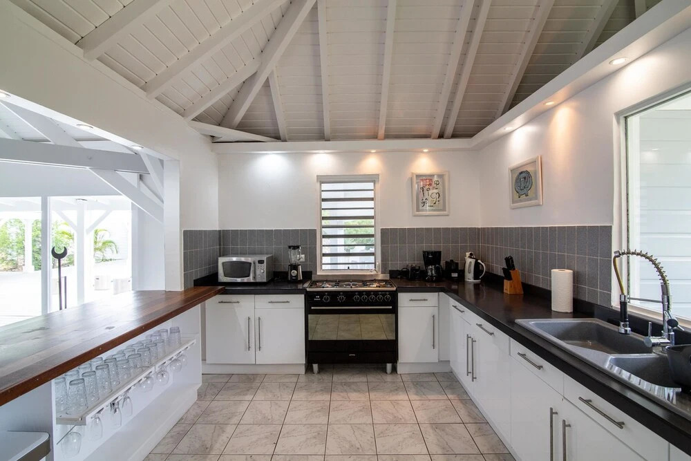 Exclusive Terres Basses Location, Heated Pool, Near Beach, Shops, Restos, AC, Free Wifi