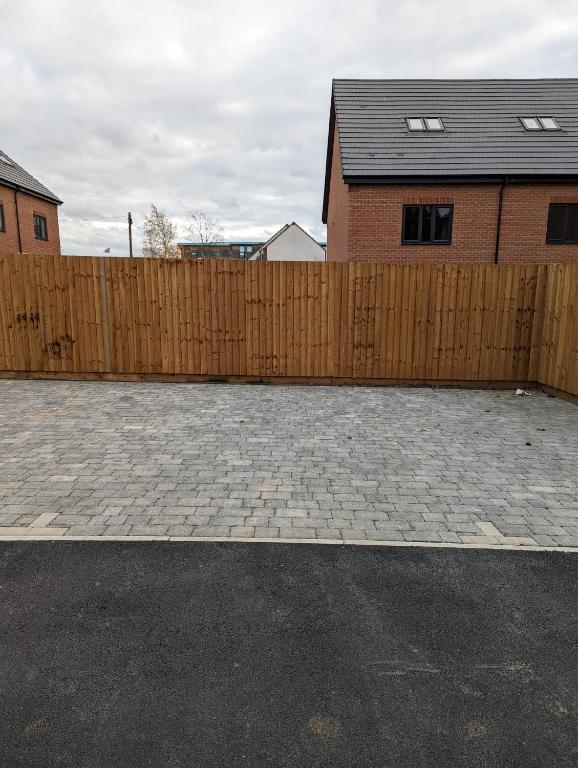 1 Bed Apartment Sleeps 2 - Parking & Wifi