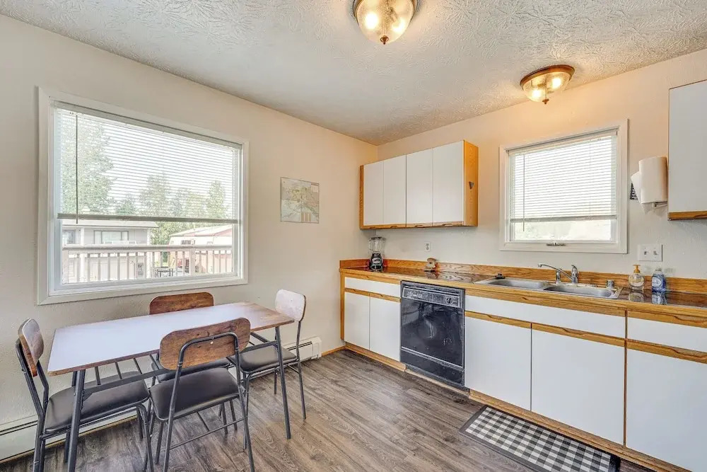 5 Mi to State Park: Mtn-view Apt in Anchorage