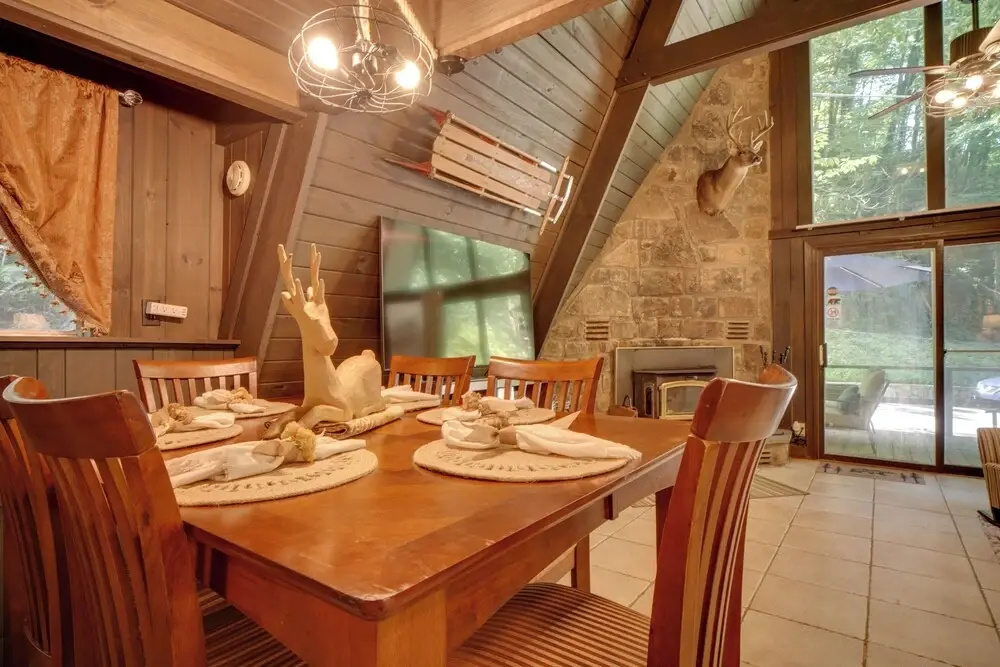 Snuggle Inn in the Heart of Chalet Village