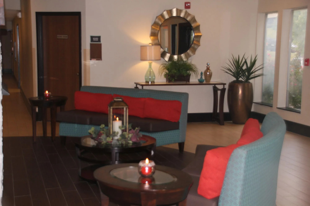 Club Hotel Nashville Inn & Suites