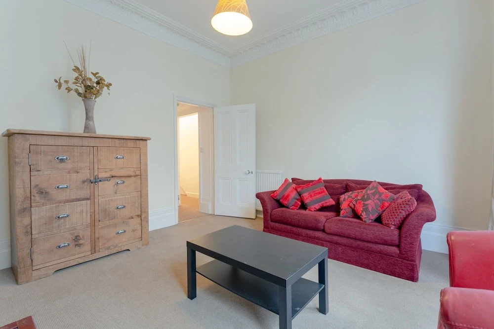 1 Bedroom Flat With Lofty Ceilings and Garden