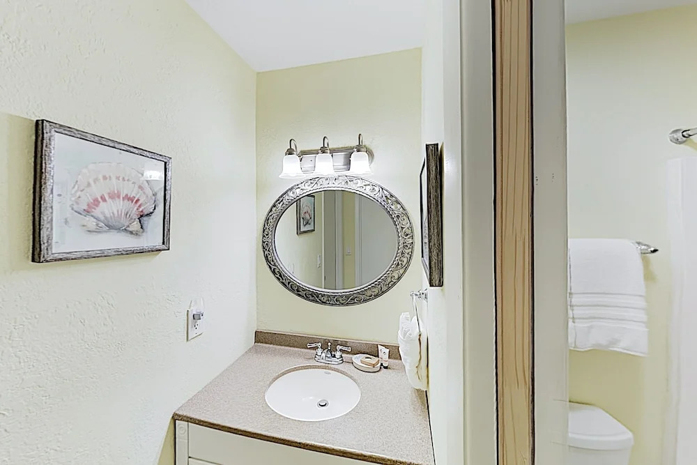 New Listing! Gulf-front W/ Balcony & Pool 3 Bedroom Condo