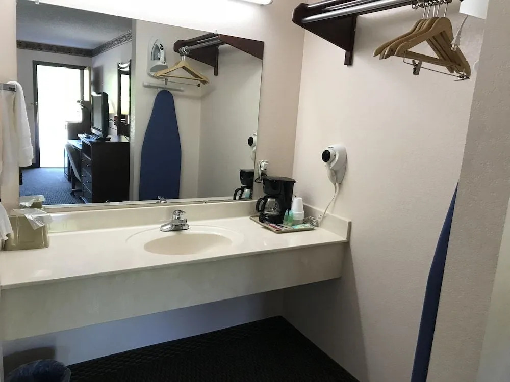 Clairmont Inn & Suites Warren