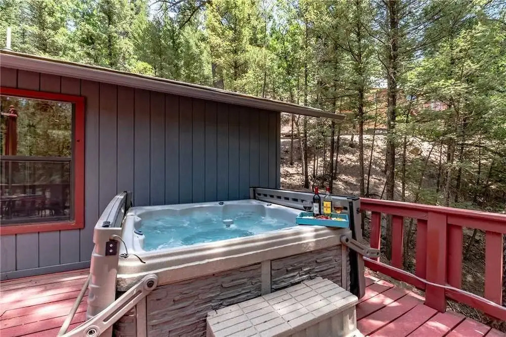 Fort Getaway - Three Bedroom Cabin with Hot Tub