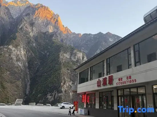 Mountain Stream Retreat Cliffside Homestay