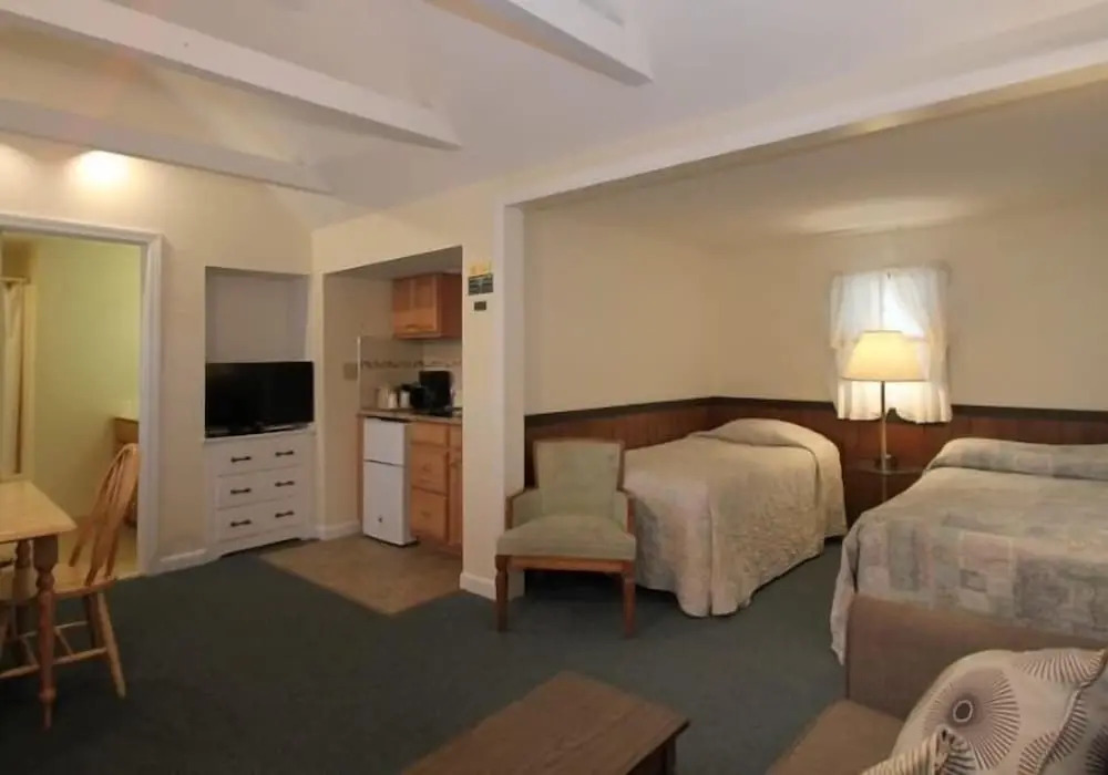 VILLAGE GREEN MOTEL