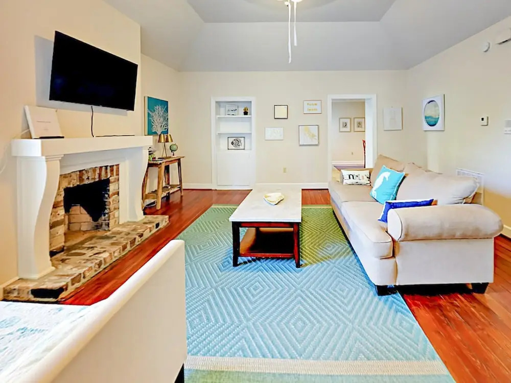 127 E Liberty Townhouse Unit A 1 Bedroom 1.5 Bathroom Townhouse